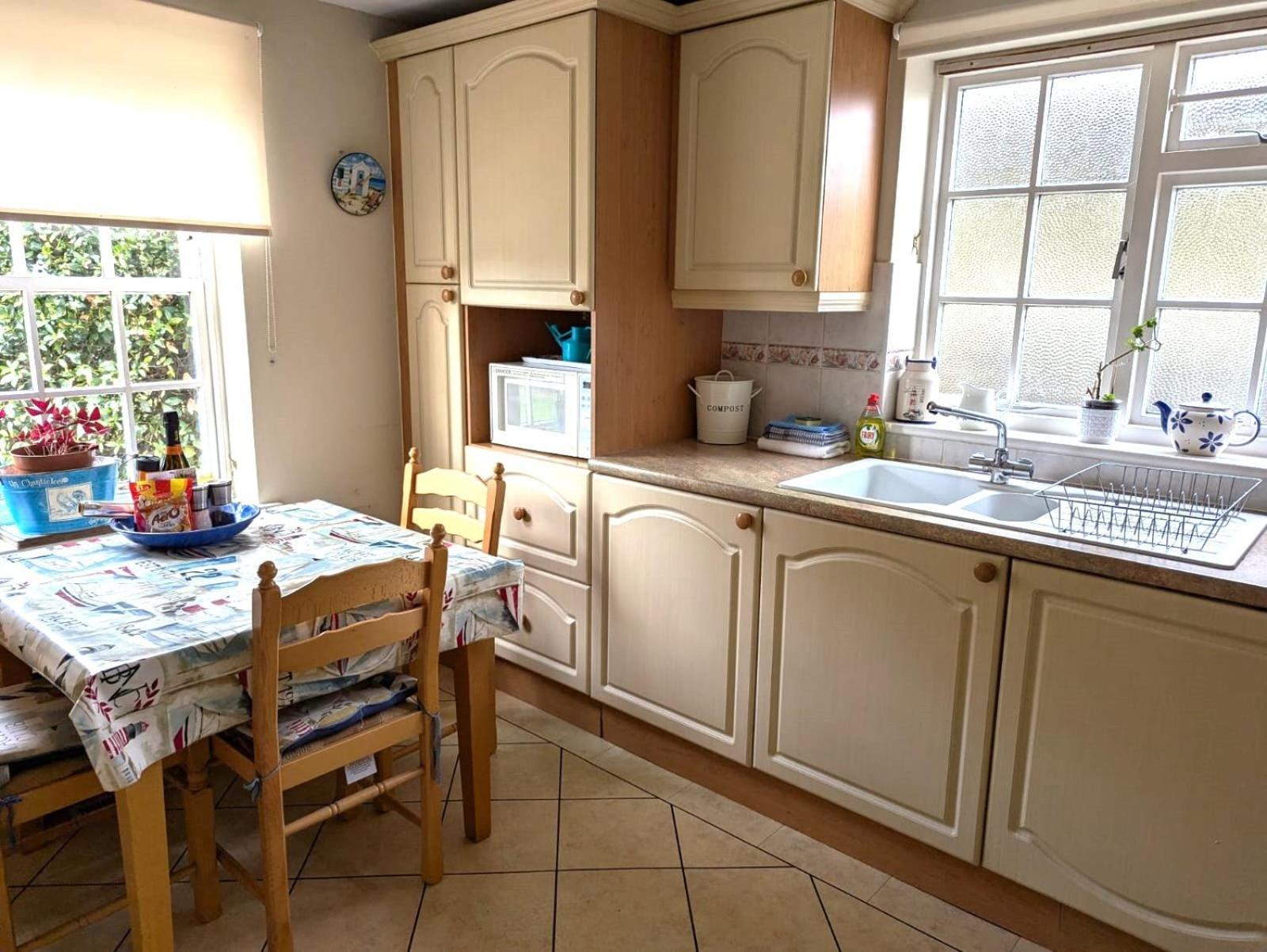 Georgian 2 Bedroom Apartment In Chichester With Free Parking - Chichester Holiday Properties Exterior foto